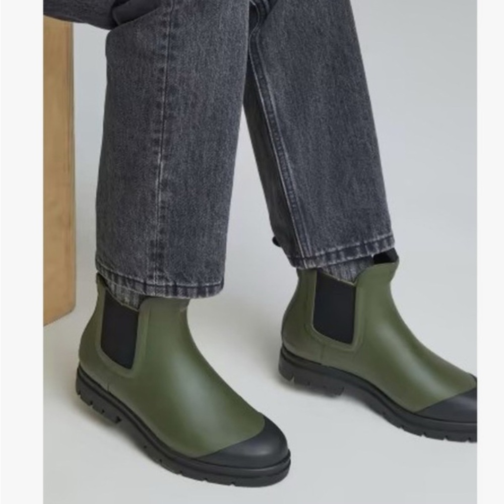 Everlane Green and Black Chelsea Rain Boots